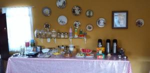 einen Tisch mit Tischtuch und Tafeln an der Wand in der Unterkunft Pousada Dois Rios in Barra do Garças