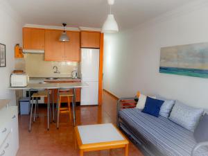 un soggiorno con divano e cucina di Apartment Chaparral Complex a Costa Del Silencio