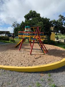 einen Spielplatz im Sand mit Spielstruktur in der Unterkunft Flat em Serra Negra - PE - Próximo Bodega de Véio, shows e eventos in Bezerros