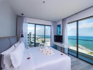 Postel nebo postele na pokoji v ubytování Fortune Saeng Chan Beach Hotel Rayong - SHA Plus
