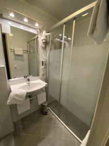 y baño con ducha acristalada y lavamanos. en Fitjar Fjordhotell, en Fitjar