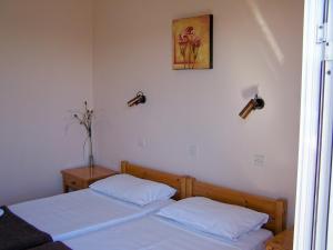 Postel nebo postele na pokoji v ubytování Karin & Nikos