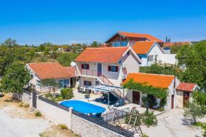 una vista aérea de una casa con piscina en Holiday Home Rosko en Skradin