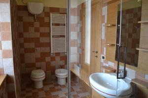 un bagno con wc, lavandino e doccia di Le Dimore della Via Lattea ad Alberobello