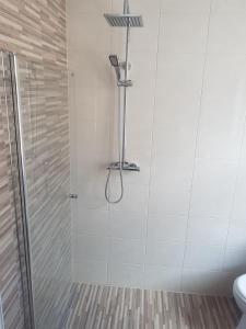 y baño con ducha con cabezal de ducha. en ML place, en Liepāja