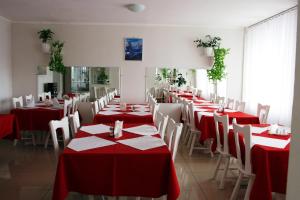 Reštaurácia alebo iné gastronomické zariadenie v ubytovaní Kyiv Hotel