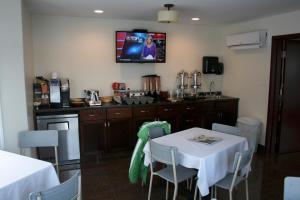 
a kitchen with a table and chairs and a television at Lanes Riverhouse Inn & Cottages in Montague
