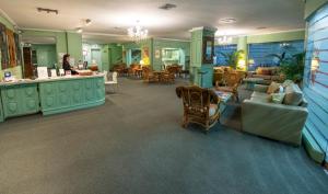 a room with a lobby with furniture and a salon at Hotel Cecilia in Asunción