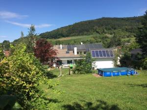 ein Haus mit Sonnenkollektoren auf einem Hof in der Unterkunft Auszeit in Ettenheim