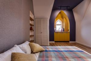 Llit o llits en una habitació de LEOGRAND Apartments on Kniazia Romana 6