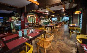 Hotel Cecilia tesisinde bir restoran veya yemek mekanı