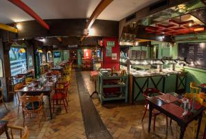 Hotel Cecilia tesisinde bir restoran veya yemek mekanı