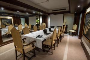 Hotel Cecilia tesisinde bir oturma alanı