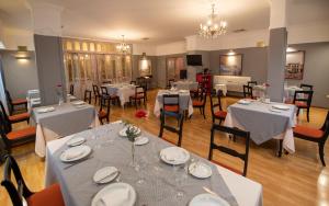 Hotel Cecilia tesisinde bir restoran veya yemek mekanı