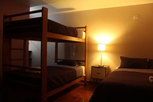 Ένα ή περισσότερα κρεβάτια σε δωμάτιο στο Montreal Hostal
