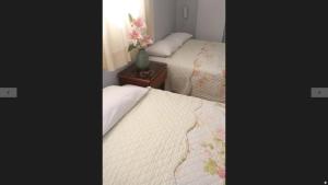 Ένα ή περισσότερα κρεβάτια σε δωμάτιο στο Montreal Hostal