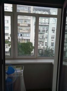 een raam met uitzicht op een gebouw bij Однокомнатная Шота Руставели in Kiev