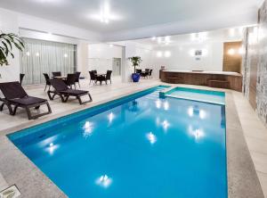 uma grande piscina com água azul numa sala de estar em Hotel Bella Camboriú em Balneário Camboriú