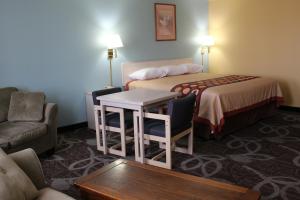 Tempat tidur dalam kamar di Super 8 by Wyndham Nephi