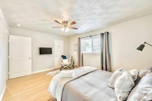 Un dormitorio con una cama y un ventilador de techo. en The Munger Proper - Spa Pool, en Dallas 15 fotos más