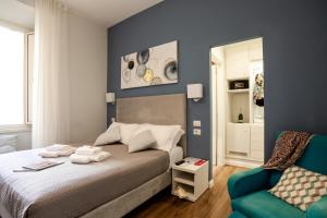 une petite chambre avec un lit et une chaise dans l'établissement Eighty Four Rooms, à Rome