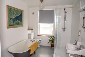 Koupelna v ubytování Finest Retreats - Western Watch - Sea Views, Pets Accepted, Sleeps 6 + 19 fotografií