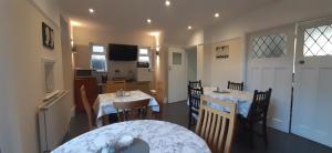 cocina y comedor con 2 mesas y sillas en Shenandoah House, en Margate