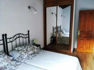 Postel nebo postele na pokoji v ubytování Casa La Fragua 15 min de Cangas de Onís
