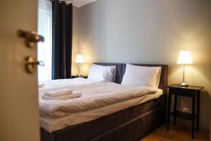 een slaapkamer met een bed met twee handdoeken erop bij Flat 10 in Szczecin