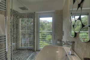 a bathroom with a tub and a sink at Residenza Ginepri 69 in Bergeggi