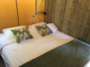 Giường trong phòng chung tại Glamping aan de Plas