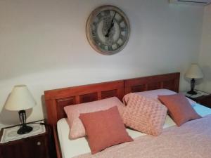 ein Schlafzimmer mit 2 Betten und einer Uhr an der Wand in der Unterkunft Near beach - Apartment Butiga in Rovinj