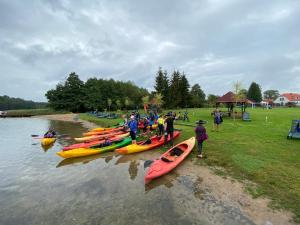eine Gruppe von Menschen in Kajaks auf einem Fluss in der Unterkunft Folwark Na Półwyspie in Nowe Worowo