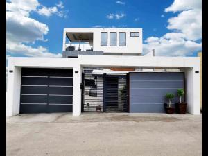 uma casa com duas portas de garagem em frente em The Condo (by Modern Apartments) em Rosarito