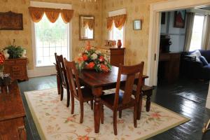 une salle à manger avec une table en bois et des fleurs. dans l'établissement LOJ BNB, à Morley