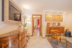 ein Wohnzimmer mit einer großen Kommode und einem Esszimmer in der Unterkunft Corte Realdi Verona in Verona