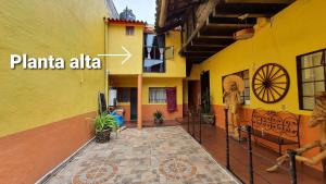 un patio de un edificio con un edificio amarillo en Habitación sencilla en Zacatlán Centro, en Zacatlán