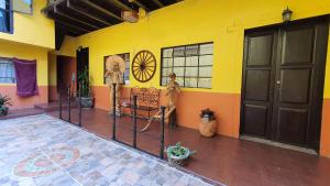 una habitación con una pared amarilla y una puerta en Habitación sencilla en Zacatlán Centro, en Zacatlán