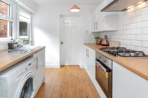 A kitchen or kitchenette at The World Famous Henderson House FREE PARKING
