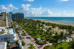 een luchtzicht op een strand en de oceaan bij Shepley South Beach Hotel in Miami Beach