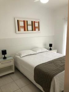um quarto com uma cama e um espelho na parede em Ilha da Madeira Resort - Cobertura com Jacuzzi em Rivera de São Lourenço