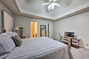 アンティオークにあるAntioch Home with Grill and Patio - 14 Mi to Nashvilleのベッドと天井扇風機のある寝室
