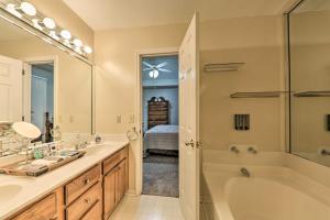 アンティオークにあるAntioch Home with Grill and Patio - 14 Mi to Nashvilleの浴槽と洗面台のあるバスルーム +18枚の写真