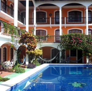 un hotel con piscina frente a un edificio en Don Luis Hostal - Sucursal Galeana - Tecolutla en Tecolutla