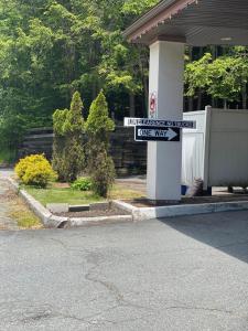 un letrero de calle de un solo sentido frente a un edificio en Budget Inn, en Liberty