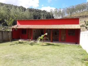 ein rotes Haus mit rotem Dach im Hof in der Unterkunft Casa Matilde in Matilde