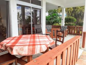 - une terrasse couverte avec une table et des chaises dans l'établissement TAHITI - Piafau Cottage Pool & View, à Fa'a'ā