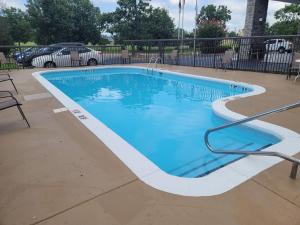 een groot zwembad met blauw water bij Holiday Inn Express & Suites Wilson-Downtown, an IHG Hotel in Wilson