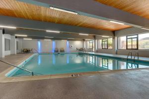 una gran piscina cubierta en un edificio en Holiday Inn Express Aberdeen-Chesapeake House, an IHG Hotel en Aberdeen