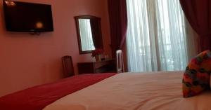 Ένα ή περισσότερα κρεβάτια σε δωμάτιο στο Hôtel Amouday